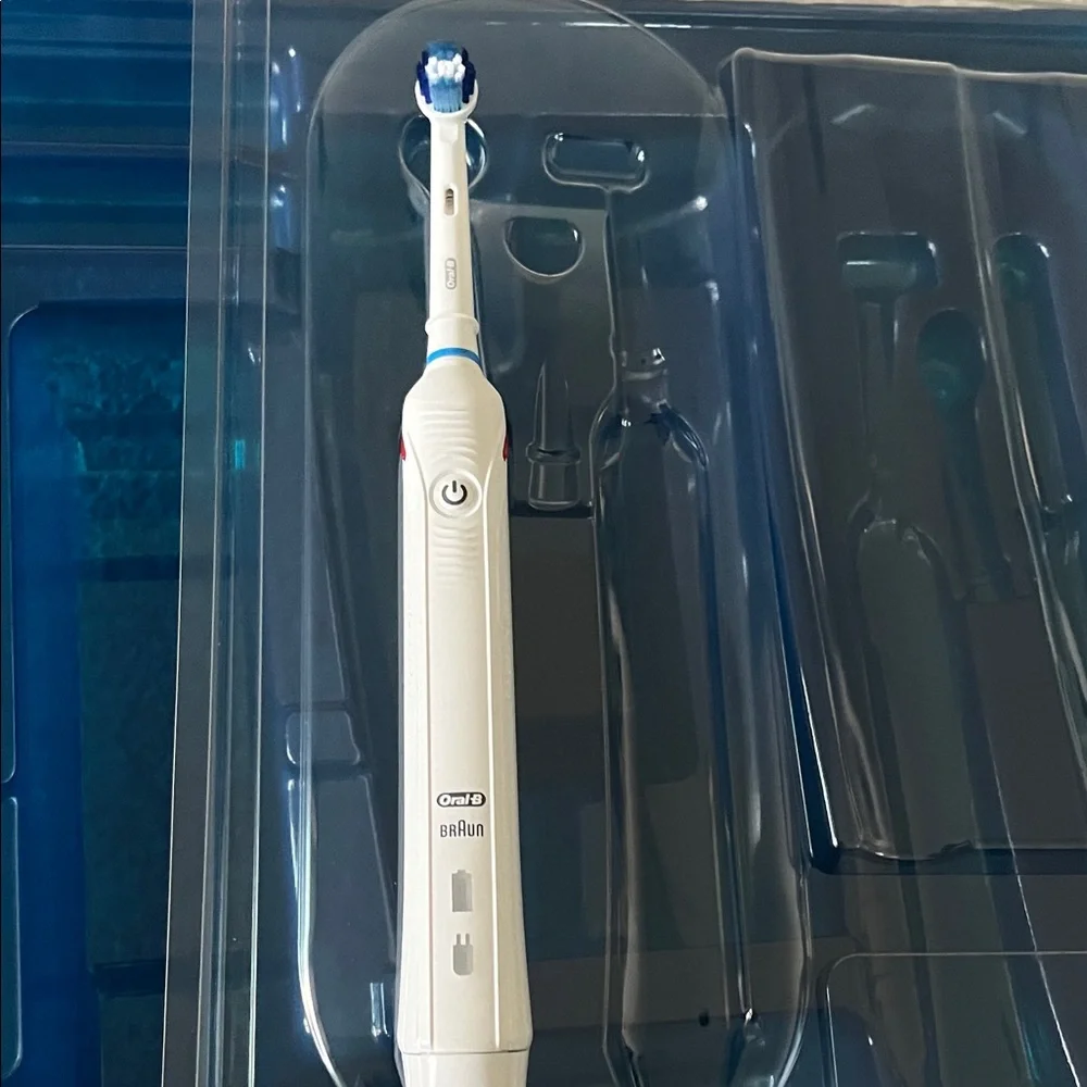 Oral-B Professional Care 2000 Electric Toothbrush Set - White